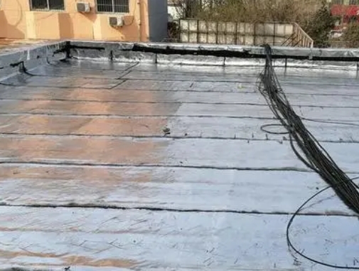 淄博卫生间漏水维修公司分享下淄博屋面楼顶防水刚性防水层施工要点。